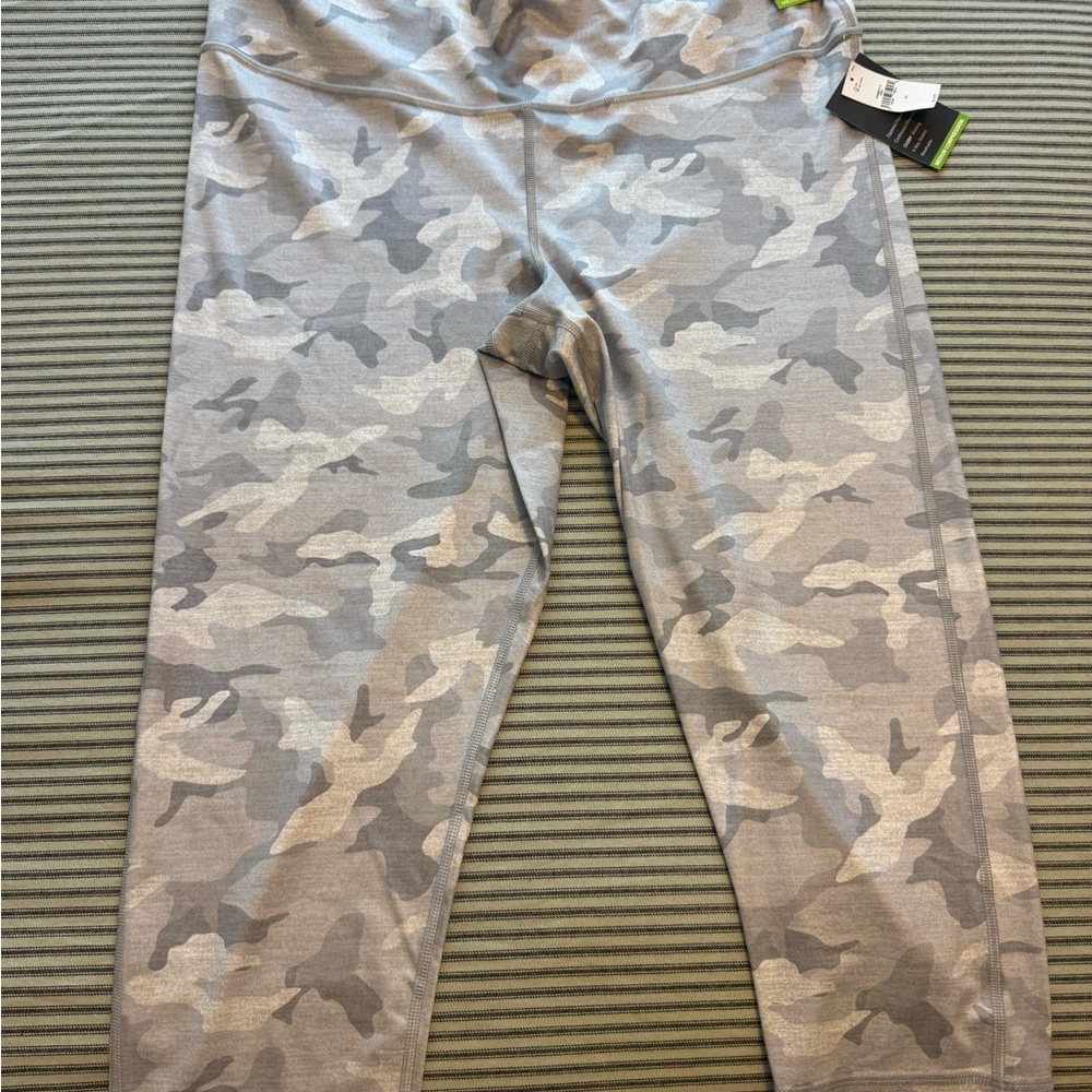 GAP Gray and White Leggings Camouflage. GapFit Eclipse Capri-Length Leggings
